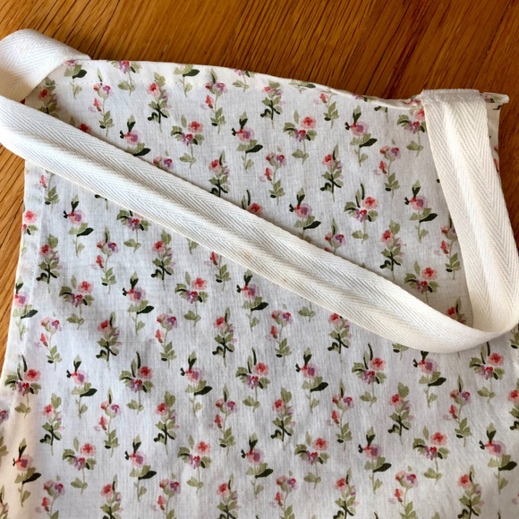 Vintage Laura Ashley Floral Chef's Apron, with Pockets - Picture 13 of 13